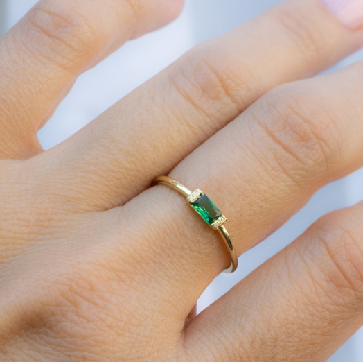 A Ring Fit For A Queen: How To Choose Perfect Emerald Engagement Rings