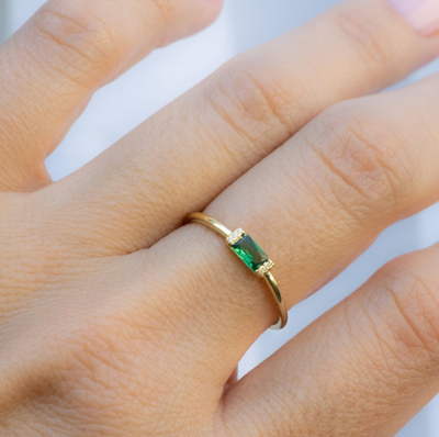 Ein Ring für eine Königin: So wählen Sie perfekte Smaragd-Verlobungsringe aus