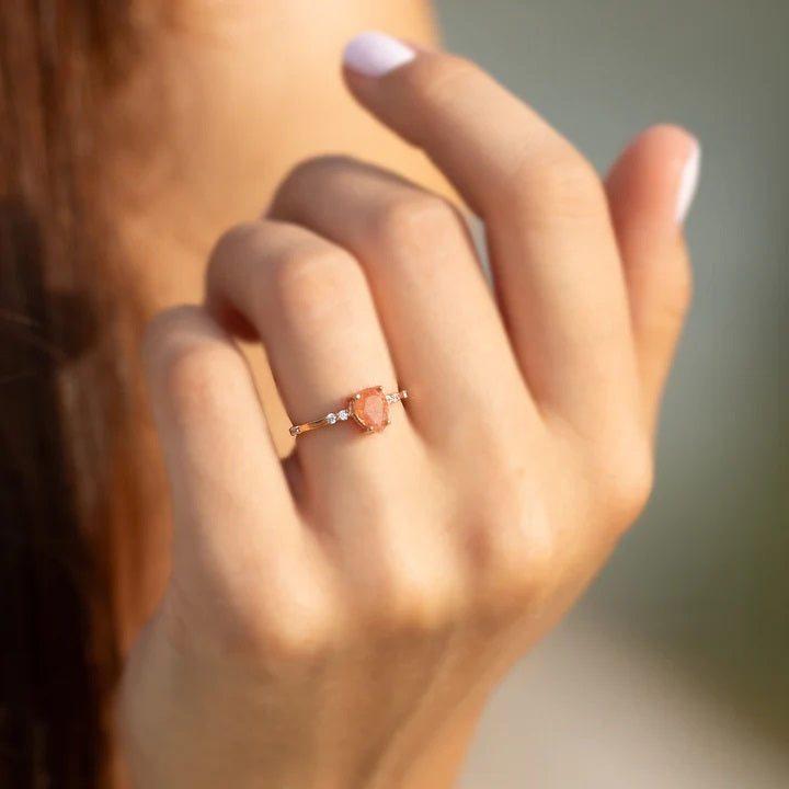 What is simple engagement rings? Main features, types, and characteristics