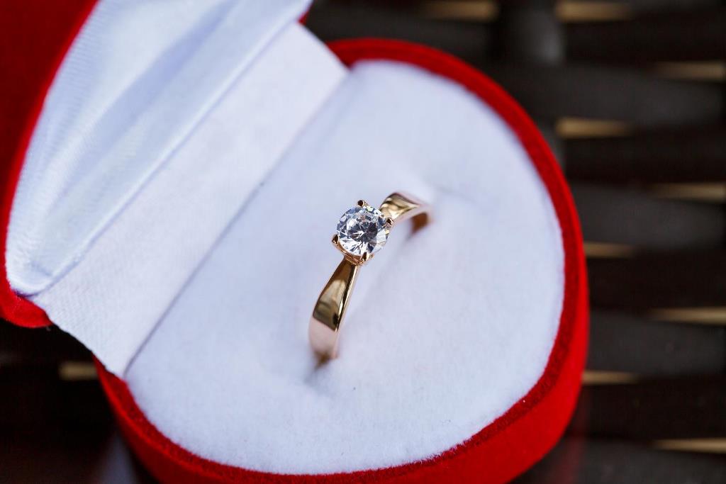 Lab-Grown Diamonds For Engagement Rings: Pros And Cons To Keep In Mind