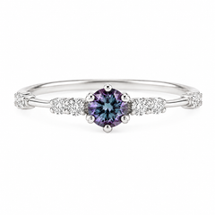 Zierlicher Verlobungsring aus 925er Sterlingsilber mit Alexandrit und Zirkonia für Damen