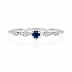 Anillo de promesa minimalista y delicado de oro blanco de 14k con zafiro azul y diamantes para ella