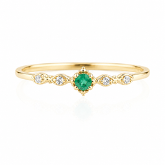 Minimalistischer, zarter Verlobungsring aus 14 Karat Gelbgold mit Smaragd und Diamanten für Damen