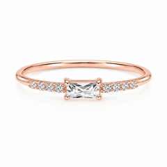 Delicado anillo de promesa minimalista de oro rosa de 14k con diamante baguette para mujer