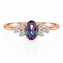 Delicado y elegante anillo de compromiso tipo racimo con óvalo de alejandrita y diamantes en oro rosa de 14K