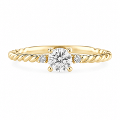 Delgado anillo de compromiso de oro amarillo de 14k con diamante para mujer