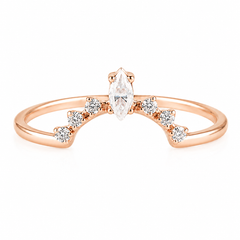 Anillo de boda o apilable delicado y minimalista de oro rosa de 14k con diamantes y corona curva para mujer