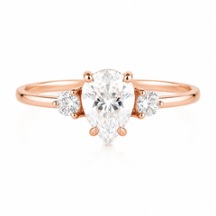 Zierlicher 14 Karat Roségold 3-Stein-Ring mit birnenförmigem Moissanit für Damen als Verlobungsring