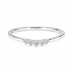 Delicado anillo de boda o apilable para mujer de oro blanco de 14k con diamantes curvos.