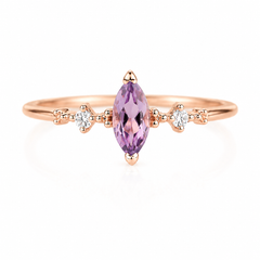 Delicado y elegante anillo de promesa de oro rosa de 14k con amatista talla marquesa y diamantes para ella