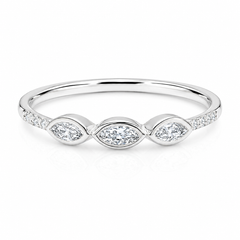 Einzigartiger minimalistischer Verlobungsring aus 14k Weißgold mit 3 Diamanten im Marquiseschliff