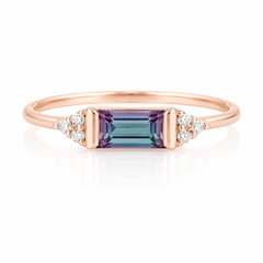 Anillo de compromiso único para mujer de oro rosa de 14k con alexandrita de corte baguette y diamantes