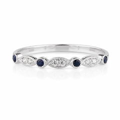 Delicado anillo minimalista de oro blanco de 14k, media alianza de zafiros azules y diamantes para mujer, para boda o para apilar