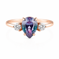 Anillo de compromiso único de oro rosa de 14k con alejandrita en forma de pera y diamantes para mujer