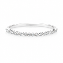 Elegante y minimalista anillo delgado de oro blanco de 14K con diamantes para mujer, tipo media eternidad para boda o para apilar