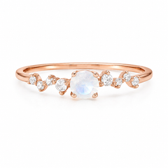 Delicado y elegante anillo de compromiso de oro rosa de 14k con piedra lunar azul y diamantes para ella