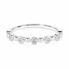 Einzigartiger, minimalistischer Ehering oder Stapelring für sie aus 14 Karat Weißgold mit Diamant in Zargenfassung
