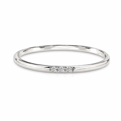 Feiner minimalistischer 14K Weißgold 3-Stein Diamant Verlobungsring für Damen oder Stapelring