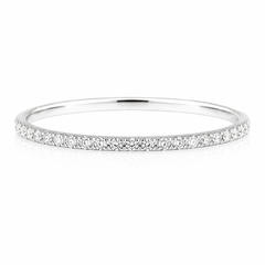 Delicada alianza de boda o anillo apilable minimalista de oro blanco de 14k con diamantes de media eternidad