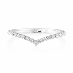 Elegante y delicado anillo de boda curvo o anillo apilable de oro blanco de 14k con diamantes para mujer