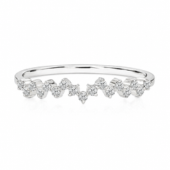 Minimalistischer zierlicher Damenring aus 14 Karat Weißgold mit Diamant-Cluster, als Ehering oder Stapelring