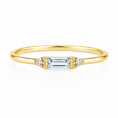 Anillo de promesa delicado y minimalista de oro amarillo de 14k con aguamarina baguette y diamantes para ella
