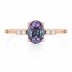 Zierlicher minimalistischer Ring mit Alexandrit im Rundschliff mit Diamantband