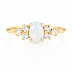 Delicado anillo de compromiso minimalista de oro amarillo de 14k con ópalo ovalado y grupo de diamantes para ella